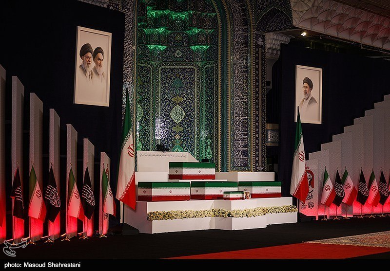 ادای احترام مهمانان و مسئولان خارجی به پیکر امام شهید در مصلی امام خمینی (ره) ادای احترام مهمانان و مسئولان خارجی به پیکر امام شهید در مصلی امام خمینی (ره)